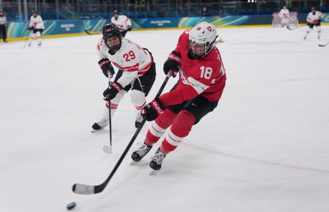 (260207) -- MILAN, Feb. 7, 2026 (Xinhua) -- Stefanie Wetli (R) of Switzerland vies with Marie-Philip Poulin of Canada during the ice hockey women's preliminary round group A match between Switzerland and Canada at the Milan-Cortina 2026 Olympic Winter Games in Milan, Italy, Feb. 7, 2026. (Xinhua/Tao Xiyi)