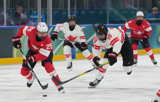 (260208) -- MILAN, Feb. 8, 2026 (Xinhua) -- Alina Muller (1st L) of Switzerland vies with Brianne Jenner of Canada during the ice hockey women's preliminary round group A match between Switzerland and Canada at the Milan-Cortina 2026 Olympic Winter Games in Milan, Italy, Feb. 7, 2026. (Xinhua/Tao Xiyi)