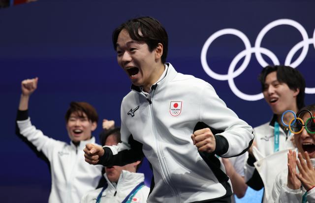 (260208) -- MILAN, Feb. 8, 2026 (Xinhua) -- Kagiyama Yuma of Japan celebrates with his team after performing during the short program of men single skating for figure skating team event at the Milan-Cortina 2026 Olympic Winter Games in Milan, Italy, Feb. 7, 2026. (Xinhua/Chen Yichen)