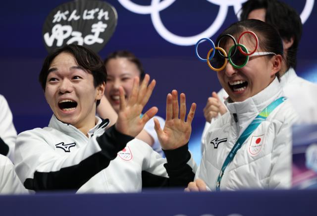 (260208) -- MILAN, Feb. 8, 2026 (Xinhua) -- Kagiyama Yuma (L) of Japan celebrates with his team after performing during the short program of men single skating for figure skating team event at the Milan-Cortina 2026 Olympic Winter Games in Milan, Italy, Feb. 7, 2026. (Xinhua/Chen Yichen)