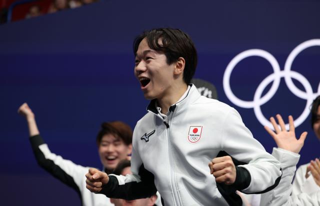 (260208) -- MILAN, Feb. 8, 2026 (Xinhua) -- Kagiyama Yuma of Japan celebrates with his team after performing during the short program of men single skating for figure skating team event at the Milan-Cortina 2026 Olympic Winter Games in Milan, Italy, Feb. 7, 2026. (Xinhua/Chen Yichen)