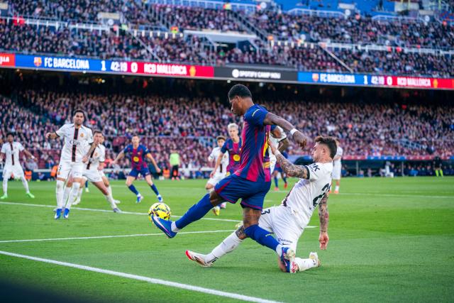 (260208) -- BARCELONA, Feb. 8, 2026 (Xinhua) -- Marcus Rashford (front L) of Barcelona vies with Pablo Maffeo (front R) of Mallorca during La Liga football match between FC Barcelona and RCD Mallorca in Barcelona, Spain, Feb. 7, 2026. (Photo by Joan Gosa/Xinhua)