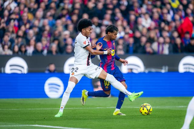 (260208) -- BARCELONA, Feb. 8, 2026 (Xinhua) -- Lamine Yamal (R) of Barcelona vies with Johan Mojica of Mallorca during La Liga football match between FC Barcelona and RCD Mallorca in Barcelona, Spain, Feb. 7, 2026. (Photo by Joan Gosa/Xinhua)