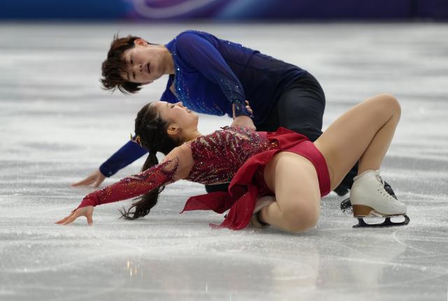 (260208) -- MILAN, Feb. 8, 2026 (Xinhua) -- Yoshida Utana (front)/Morita Masaya of Japan perform during the free dance of ice dance skating for figure skating team event at the Milan-Cortina 2026 Olympic Winter Games in Milan, Italy, Feb. 7, 2026. (Xinhua/Cheng Min)