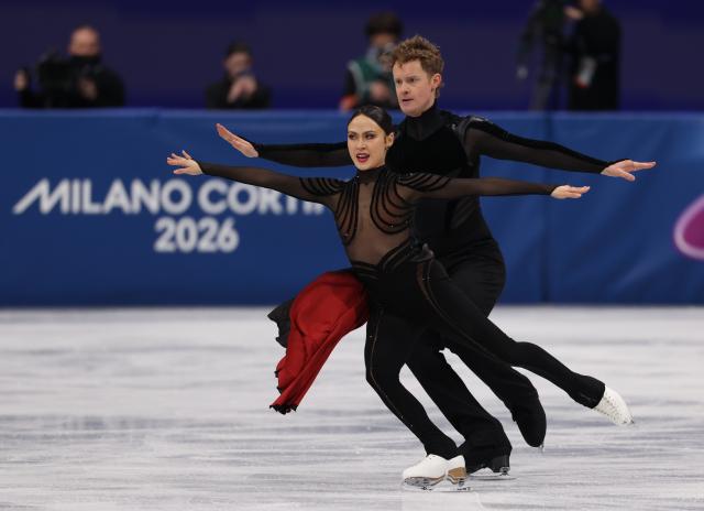 (260208) -- MILAN, Feb. 8, 2026 (Xinhua) -- Madison Chock (front)/Evan Bates of the United States perform during the free dance of ice dance skating for figure skating team event at the Milan-Cortina 2026 Olympic Winter Games in Milan, Italy, Feb. 7, 2026. (Xinhua/Chen Yichen)