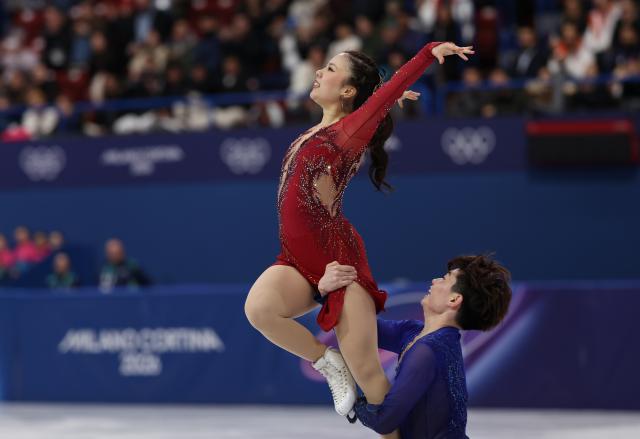 (260208) -- MILAN, Feb. 8, 2026 (Xinhua) -- Yoshida Utana (top)/Morita Masaya of Japan perform during the free dance of ice dance skating for figure skating team event at the Milan-Cortina 2026 Olympic Winter Games in Milan, Italy, Feb. 7, 2026. (Xinhua/Chen Yichen)