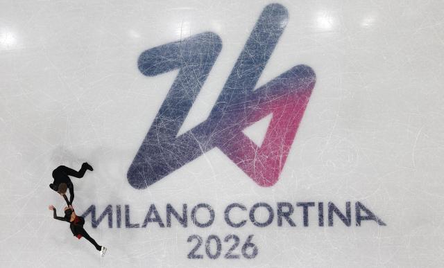 (260208) -- MILAN, Feb. 8, 2026 (Xinhua) -- Madison Chock (bottom)/Evan Bates of the United States perform during the free dance of ice dance skating for figure skating team event at the Milan-Cortina 2026 Olympic Winter Games in Milan, Italy, Feb. 7, 2026. (Xinhua/Li Ming)