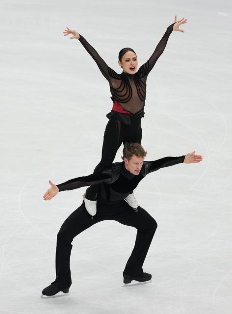 (260208) -- MILAN, Feb. 8, 2026 (Xinhua) -- Madison Chock (top)/Evan Bates of the United States perform during the free dance of ice dance skating for figure skating team event at the Milan-Cortina 2026 Olympic Winter Games in Milan, Italy, Feb. 7, 2026. (Xinhua/Xue Yuge)