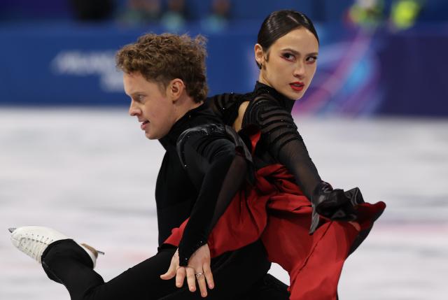 (260208) -- MILAN, Feb. 8, 2026 (Xinhua) -- Madison Chock (R)/Evan Bates of the United States perform during the free dance of ice dance skating for figure skating team event at the Milan-Cortina 2026 Olympic Winter Games in Milan, Italy, Feb. 7, 2026. (Xinhua/Chen Yichen)