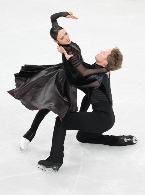 (260208) -- MILAN, Feb. 8, 2026 (Xinhua) -- Madison Chock (L)/Evan Bates of the United States perform during the free dance of ice dance skating for figure skating team event at the Milan-Cortina 2026 Olympic Winter Games in Milan, Italy, Feb. 7, 2026. (Xinhua/Xue Yuge)