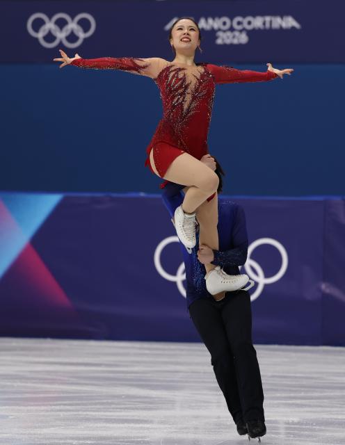 (260208) -- MILAN, Feb. 8, 2026 (Xinhua) -- Yoshida Utana (top)/Morita Masaya of Japan perform during the free dance of ice dance skating for figure skating team event at the Milan-Cortina 2026 Olympic Winter Games in Milan, Italy, Feb. 7, 2026. (Xinhua/Chen Yichen)