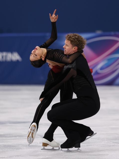 (260208) -- MILAN, Feb. 8, 2026 (Xinhua) -- Madison Chock (L)/Evan Bates of the United States perform during the free dance of ice dance skating for figure skating team event at the Milan-Cortina 2026 Olympic Winter Games in Milan, Italy, Feb. 7, 2026. (Xinhua/Chen Yichen)