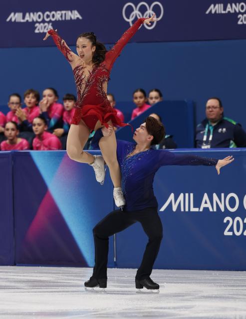 (260208) -- MILAN, Feb. 8, 2026 (Xinhua) -- Yoshida Utana (top)/Morita Masaya of Japan perform during the free dance of ice dance skating for figure skating team event at the Milan-Cortina 2026 Olympic Winter Games in Milan, Italy, Feb. 7, 2026. (Xinhua/Chen Yichen)