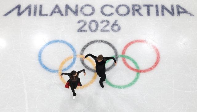 (260208) -- MILAN, Feb. 8, 2026 (Xinhua) -- Madison Chock (L)/Evan Bates of the United States perform during the free dance of ice dance skating for figure skating team event at the Milan-Cortina 2026 Olympic Winter Games in Milan, Italy, Feb. 7, 2026. (Xinhua/Li Ming)