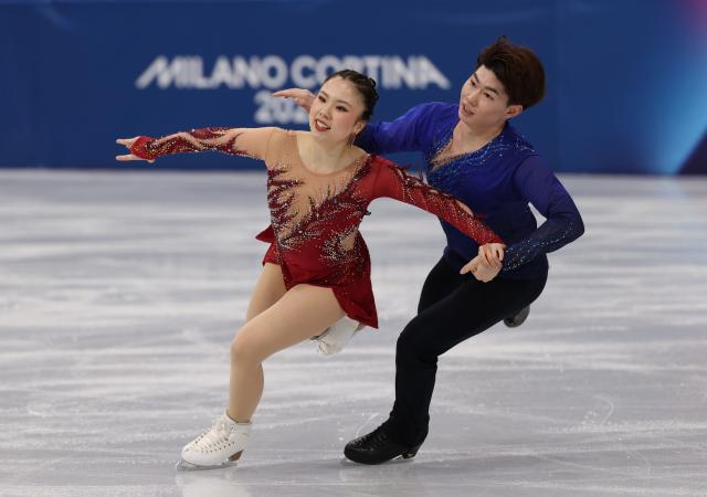 (260208) -- MILAN, Feb. 8, 2026 (Xinhua) -- Yoshida Utana (L)/Morita Masaya of Japan perform during the free dance of ice dance skating for figure skating team event at the Milan-Cortina 2026 Olympic Winter Games in Milan, Italy, Feb. 7, 2026. (Xinhua/Chen Yichen)