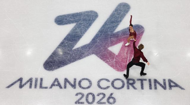 (260208) -- MILAN, Feb. 8, 2026 (Xinhua) -- Diana Davis (top)/Gleb Smolkin of Georgia perform during the free dance of ice dance skating for figure skating team event at the Milan-Cortina 2026 Olympic Winter Games in Milan, Italy, Feb. 7, 2026. (Xinhua/Li Ming)