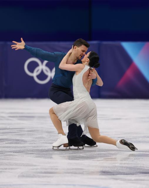 (260208) -- MILAN, Feb. 8, 2026 (Xinhua) -- Charlene Guignard (R)/Marco Fabbri of Italy perform during the free dance of ice dance skating for figure skating team event at the Milan-Cortina 2026 Olympic Winter Games in Milan, Italy, Feb. 7, 2026. (Xinhua/Chen Yichen)