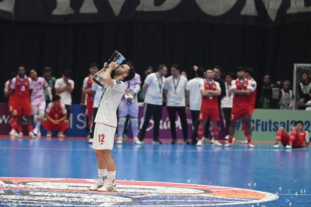 (260208) -- JAKARTA, Feb. 8, 2026 (Xinhua) -- Salar Aghapour of Iran kisses the trophy after the awarding ceremony of the final match between Indonesia and Iran at the AFC Futsal Asian Cup 2026 in the Indonesia Arena stadium, Jakarta, Indonesia, Feb. 7, 2026. (Xinhua/Agung Kuncahya B.)