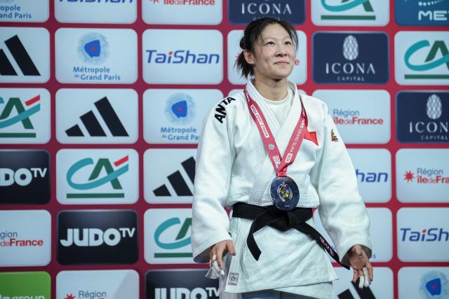 (260208) -- PARIS, Feb. 8, 2026 (Xinhua) -- Silver medalist Zhuang Wenna of China reacts during the awarding ceremony for the women's -48kg match at the Grand Slam judo tournament  in Paris, France, Feb. 7, 2026. (Photo by Aurelien Morissard/Xinhua)