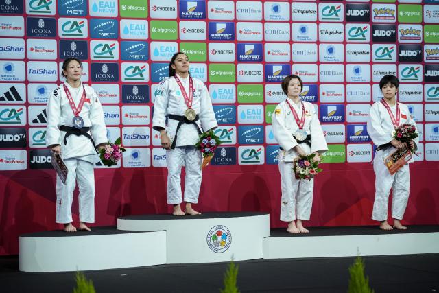 (260208) -- PARIS, Feb. 8, 2026 (Xinhua) -- Gold medalist Shirine Boukli (2nd L) of France, silver medalist Zhuang Wenna (1st L) of China along with bronze medalists Hui Xinran (1st R) of China and Koga Wakana of Japan pose for photo during the awarding ceremony for the women's -48kg match at the Grand Slam judo tournament  in Paris, France, Feb. 7, 2026. (Photo by Aurelien Morissard/Xinhua)