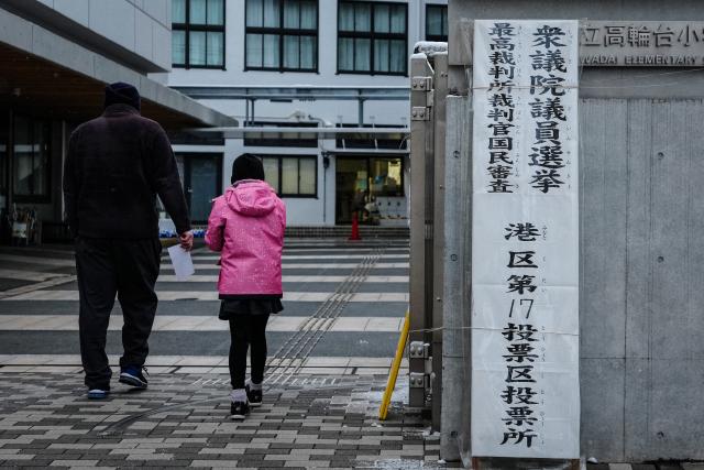 (260208) -- BEIJING, Feb. 8, 2026 (Xinhua) -- Citizens walk into a voting station in Tokyo, Japan, on Feb. 8, 2026.
  Voting in Japan's general election began on Sunday morning, with over 1,200 candidates competing for 465 seats in the House of Representatives, the powerful lower chamber of parliament. (Xinhua/Jia Haocheng)