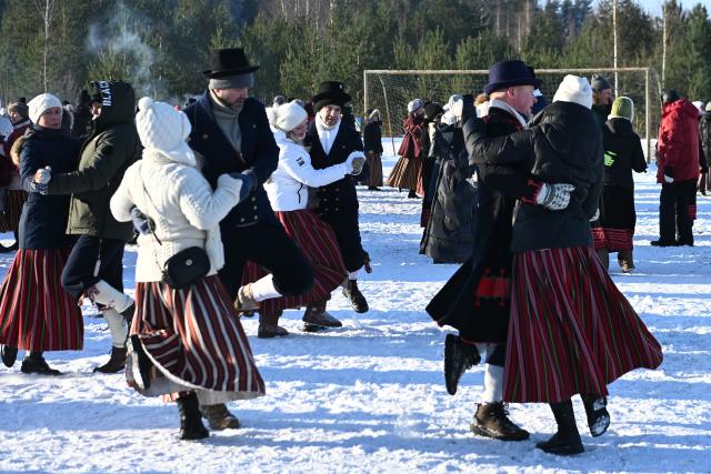 (260208) -- KOHTLA-NOMME, Feb. 8, 2026 (Xinhua) -- People in traditional costumes take part in a winter dance festival in Kohtla-Nomme, Estonia, Feb. 7, 2026. (Photo by Sergei Stepanov/Xinhua)