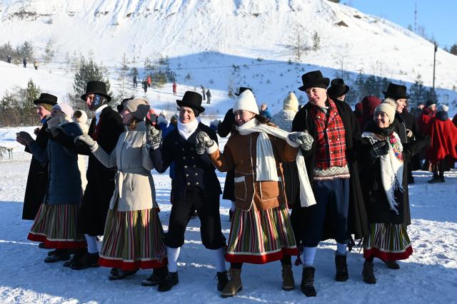 (260208) -- KOHTLA-NOMME, Feb. 8, 2026 (Xinhua) -- People in traditional costumes take part in a winter dance festival in Kohtla-Nomme, Estonia, Feb. 7, 2026. (Photo by Sergei Stepanov/Xinhua)