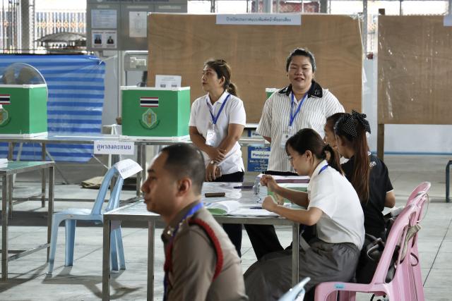(260208) -- BANGKOK, Feb. 8, 2026 (Xinhua) -- Staff members prepare for voting at a polling station in Bangkok, Thailand, on Feb. 8, 2026.
  Thailand's House of Representatives election started at 8:00 a.m. local time on Sunday. About 50 million eligible voters went to polling stations across the Southeast Asian country to elect a total of 500 members of the House of Representatives. (Xinhua/Sun Weitong)