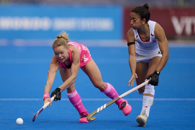 (260208) -- VALENCIA, Feb. 8, 2026 (Xinhua) -- Marta Segu (R) of Spain vies with Emma Davidsmeyer of Germany during an FIH Hockey Pro League women's match between Spain and Germany in Valencia, Spain, Feb. 7, 2026. (Photo by Pablo Morano/Xinhua)