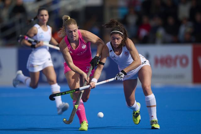 (260208) -- VALENCIA, Feb. 8, 2026 (Xinhua) -- Constanza Amundson (R) of Spain vies with Jette Fleschutz of Germany during an FIH Hockey Pro League women's match between Spain and Germany in Valencia, Spain, Feb. 7, 2026. (Photo by Pablo Morano/Xinhua)