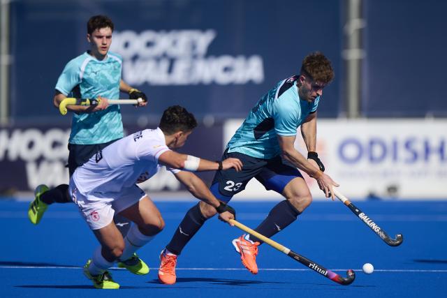(260208) -- VALENCIA, Feb. 8, 2026 (Xinhua) -- Jordi Bonastre (C) of Spain vies with Nicholas Bandurak (R) of England during an FIH Hockey Pro League men's match between Spain and England in Valencia, Spain. Feb. 7, 2026. (Photo by Pablo Morano/Xinhua)