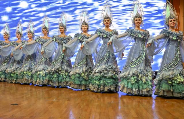 (260208) -- MOSCOW, Feb. 8, 2026 (Xinhua) -- Actresses perform at the Spring Festival reception for Russian friends in Moscow, Russia, on Feb. 6, 2026.
  During the Spring Festival reception for Russian friends held in the Chinese Embassy in Russia on Friday, Russian officials voiced their hope for more cooperation with China while delivering Chinese New Year greetings. 
  TO GO WITH "Russian officials voice hope for greater cooperation as Chinese New Year comes" (Xinhua/Hao Jianwei)