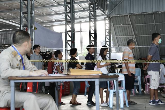 (260208) -- BANGKOK, Feb. 8, 2026 (Xinhua) -- People line up to vote at a polling station in Bangkok, Thailand, on Feb. 8, 2026.
  Thailand's House of Representatives election started at 8:00 a.m. local time on Sunday. About 50 million eligible voters went to polling stations across the Southeast Asian country to elect a total of 500 members of the House of Representatives. (Xinhua/Sun Weitong)