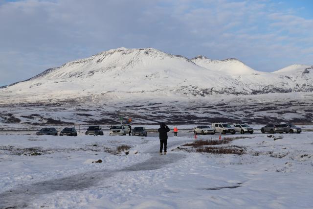 (260208) -- REYKJAVIK, Feb. 8, 2026 (Xinhua) -- Tourists visit the Thingvellir National Park on Iceland on Feb. 7, 2026. (Xinhua/Zhu Haochen)
