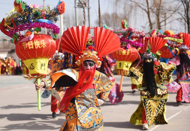 (260208) -- BEIJING, Feb. 8, 2026 (Xinhua) -- Folk artists perform at a fair in Linxia Hui Autonomous Prefecture, northwest China's Gansu Province, Feb. 6, 2026.
  As the Spring Festival approaches, various activities featuring time-honored traditions are held across the country, filling the air with great excitement. (Photo by Shi Youdong/Xinhua)