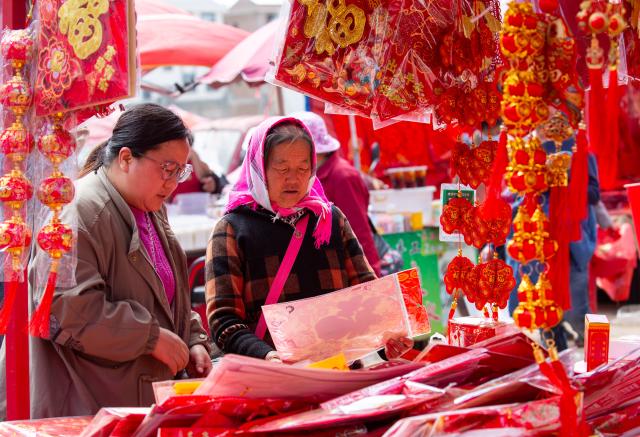 (260208) -- BEIJING, Feb. 8, 2026 (Xinhua) -- People select decorations for the upcoming Spring Festival in Qujing City, southwest China's Yunnan Province, Feb. 5, 2026.
  As the Spring Festival approaches, various activities featuring time-honored traditions are held across the country, filling the air with great excitement. (Photo by Yang Junpeng/Xinhua)