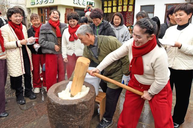 (260208) -- BEIJING, Feb. 8, 2026 (Xinhua) -- People make "ciba", a round-shaped glutinous rice cake, in Taizhou City, east China's Zhejiang Province, Feb. 6, 2026.
  As the Spring Festival approaches, various activities featuring time-honored traditions are held across the country, filling the air with great excitement. (Photo by Wang Huabin/Xinhua)
