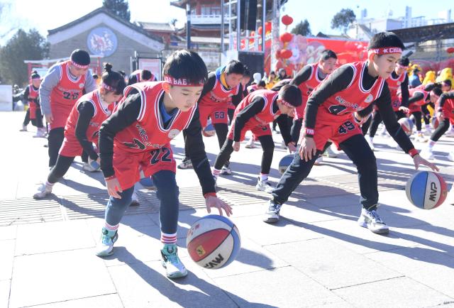 (260208) -- BEIJING, Feb. 8, 2026 (Xinhua) -- Students present a basketball show in celebration of the upcoming Spring Festival in Pinggu District of Beijing, capital of China, Feb. 7, 2026.
  As the Spring Festival approaches, various activities featuring time-honored traditions are held across the country, filling the air with great excitement. (Xinhua/Ren Chao)