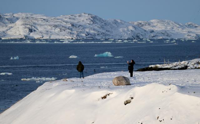 (260208) -- NUUK, Feb. 8, 2026 (Xinhua) -- People tour the seaside in Nuuk, Greenland, an autonomous territory of Denmark, on Feb. 7, 2026. (Xinhua/Li Ying)