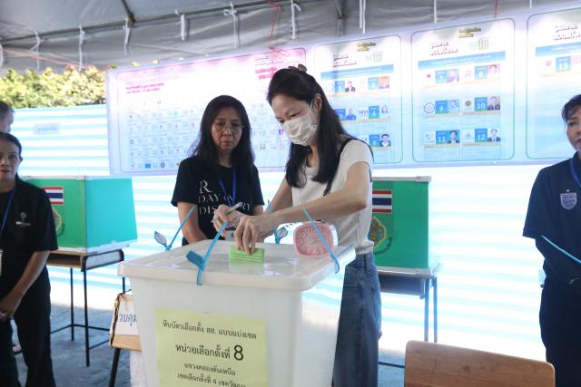 (260208) -- BANGKOK, Feb. 8, 2026 (Xinhua) -- A woman casts her vote at a polling station in Bangkok, Thailand, on Feb. 8, 2026.
  Thailand's House of Representatives election started at 8:00 a.m. local time on Sunday. About 50 million eligible voters went to polling stations across the Southeast Asian country to elect a total of 500 members of the House of Representatives. (Xinhua/Rachen Sageamsak)