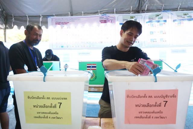 (260208) -- BANGKOK, Feb. 8, 2026 (Xinhua) -- A man casts his vote at a polling station in Bangkok, Thailand, on Feb. 8, 2026.
  Thailand's House of Representatives election started at 8:00 a.m. local time on Sunday. About 50 million eligible voters went to polling stations across the Southeast Asian country to elect a total of 500 members of the House of Representatives. (Xinhua/Rachen Sageamsak)