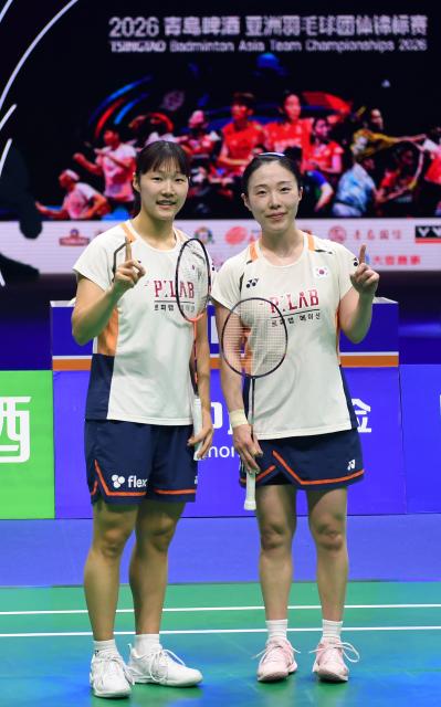 (260208) -- QINGDAO, Feb. 8, 2026 (Xinhua) -- Baek Ha Na (L)/Kim Hye Jeong of South Korea pose for photos after winning the women's doubles match against Jia Yifan/Zhang Shuxian of China during the women's team final match between China and South Korea at Badminton Asia Team Championships 2026 in Qingdao, east China's Shandong Province, Feb. 8, 2026. (Xinhua/Li Ziheng)