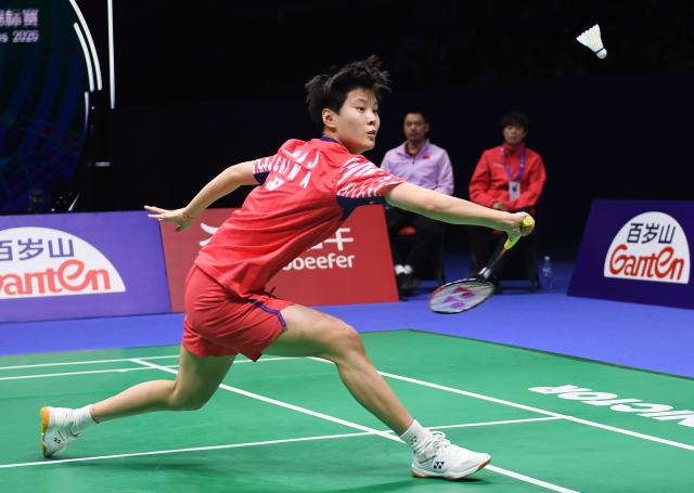 (260208) -- QINGDAO, Feb. 8, 2026 (Xinhua) -- Xu Wenjing of China hits a return in the women's singles match against Kim Ga Eun of South Korea during the women's team final match between China and South Korea at Badminton Asia Team Championships 2026 in Qingdao, east China's Shandong Province, Feb. 8, 2026. (Xinhua/Li Ziheng)