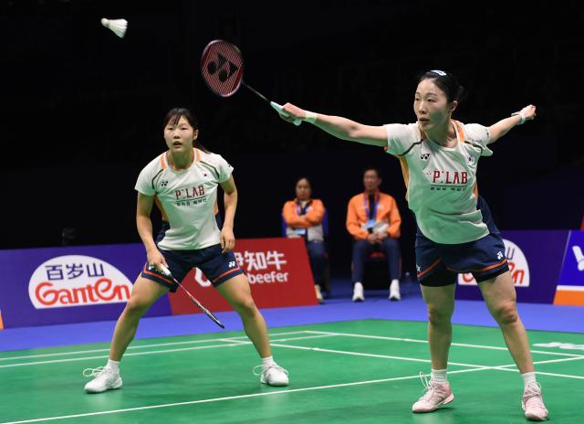 (260208) -- QINGDAO, Feb. 8, 2026 (Xinhua) -- Baek Ha Na/Kim Hye Jeong (R) of South Korea compete in the women's doubles match against Jia Yifan/Zhang Shuxian of China during the women's team final match between China and South Korea at Badminton Asia Team Championships 2026 in Qingdao, east China's Shandong Province, Feb. 8, 2026. (Xinhua/Li Ziheng)