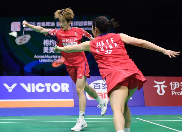 (260208) -- QINGDAO, Feb. 8, 2026 (Xinhua) -- Jia Yifan/Zhang Shuxian (L) of China compete in the women's doubles match against Baek Ha Na/Kim Hye Jeong of South Korea during the women's team final match between China and South Korea at Badminton Asia Team Championships 2026 in Qingdao, east China's Shandong Province, Feb. 8, 2026. (Xinhua/Li Ziheng)
