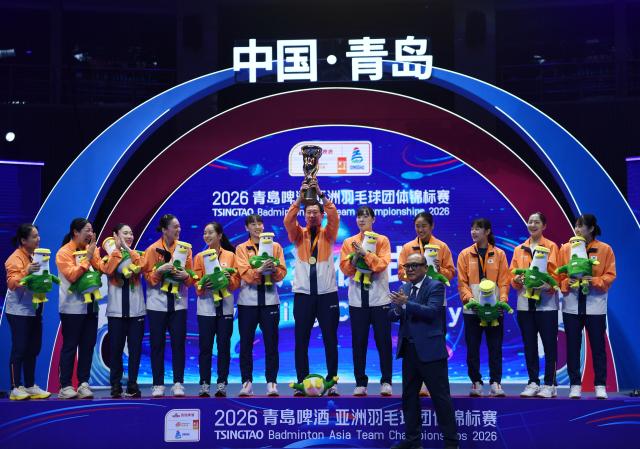 (260208) -- QINGDAO, Feb. 8, 2026 (Xinhua) -- Gold medalists team South Korea pose during the awarding ceremony after women's team final match between China and South Korea of Badminton Asia Team Championships 2026 in Qingdao, east China's Shandong Province, Feb. 8, 2026. (Xinhua/Li Ziheng)