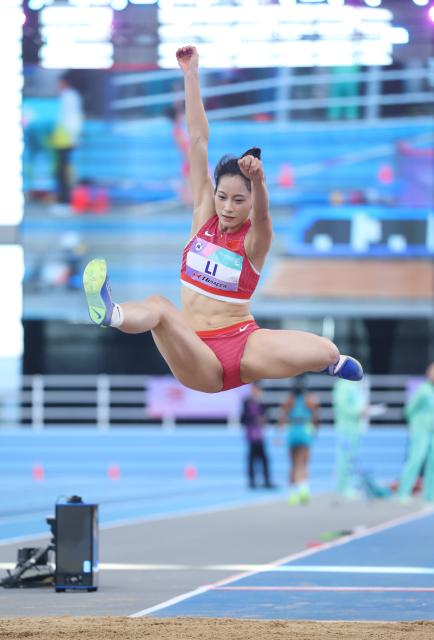 (260208) -- TIANJIN, Feb. 8, 2026 (Xinhua) -- Li Zhishuang of China competes during the women's long jump final at the 12th Asian Indoor Athletics Championships 2026 in Tianjin, north China, Feb. 8, 2026. (Xinhua/Sun Fanyue)