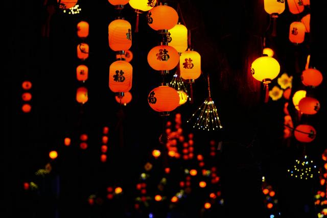 (260208) -- BEIJING, Feb. 8, 2026 (Xinhua) -- This photo taken on Feb. 7, 2026 shows lanterns hung to celebrate Spring Festival in Beijing, capital of China. (Photo by Liu Mancang/Xinhua)