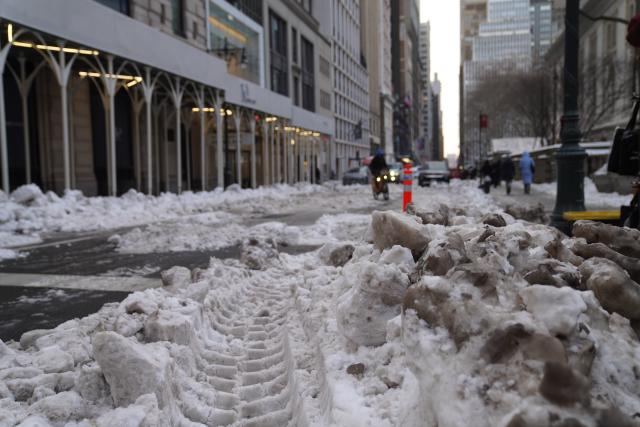 (260208) -- NEW YORK, Feb. 8, 2026 (Xinhua) -- This photo taken on Feb. 7, 2026 shows accumulated snow on a street in New York City, the United States. (Xinhua/Zhang Fengguo)