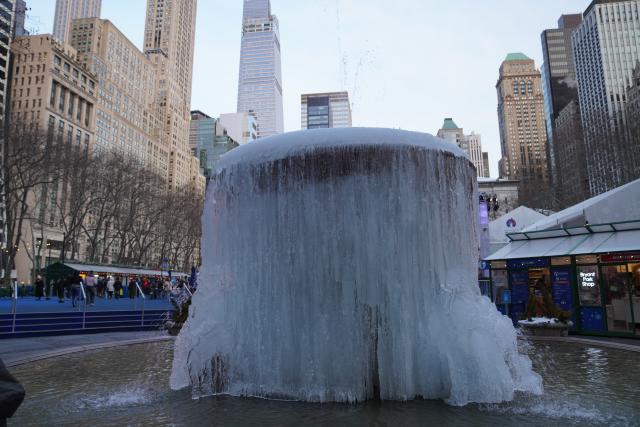 (260208) -- NEW YORK, Feb. 8, 2026 (Xinhua) -- This photo taken on Feb. 7, 2026 shows an iced fountain in New York City, the United States. (Xinhua/Zhang Fengguo)